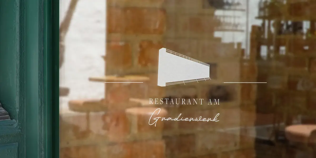 Restaurant am Gradierwerk mit Blick auf die Saline.