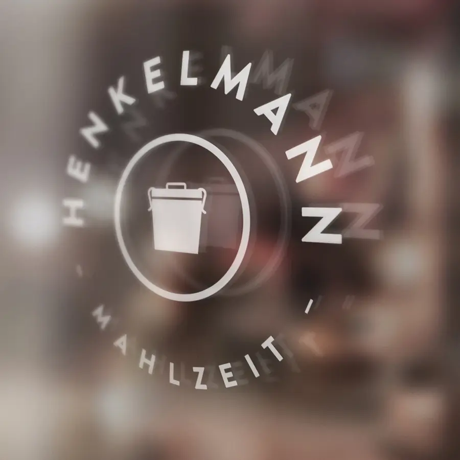 Ein ansprechendes Arrangement von frisch zubereiteten Mahlzeiten und Zutaten, präsentiert in einem modernen und einladenden Ambiente von Henkelmann's Mahlzeiten.