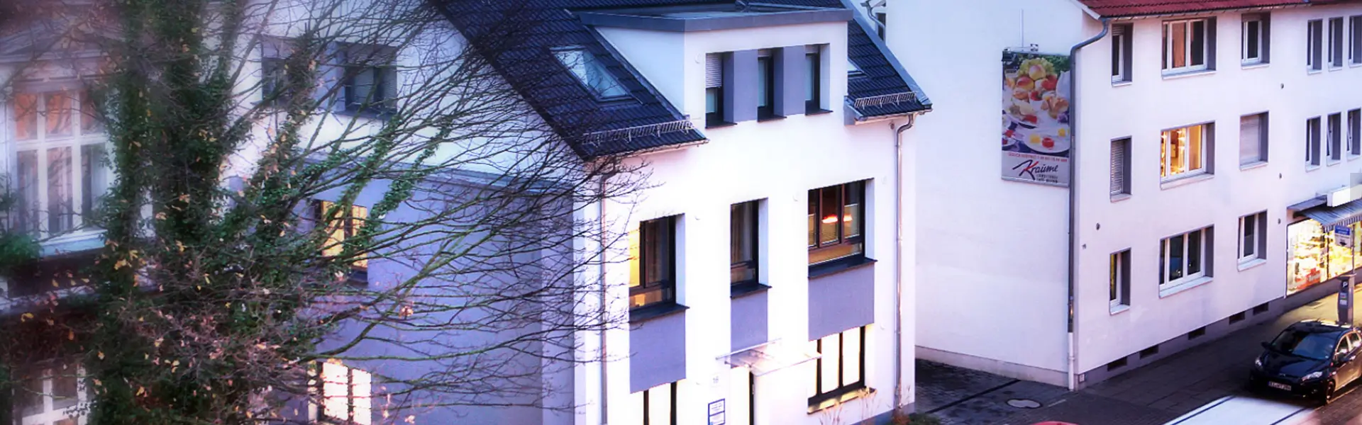 Fassade der Zahnarztpraxis Jochim Speer mit einladendem Eingangsbereich.