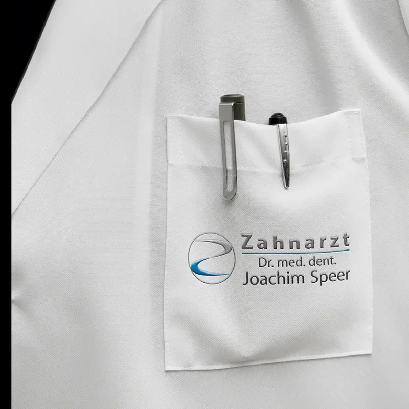Screenshot der Website von Zahnarzt Jochim Speer mit Informationen zu zahnärztlichen Dienstleistungen und Patienteninformationen.