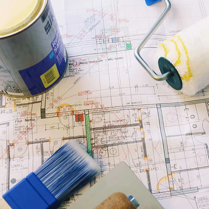 Ein Bauplan zeigt die detaillierte Darstellung eines Renovierungsprojekts, das vom MW Malerbetrieb Müller & Sohn GmbH durchgeführt wird. Verschiedene Bereiche des Gebäudes sind markiert, um die geplanten Arbeiten anzuzeigen.