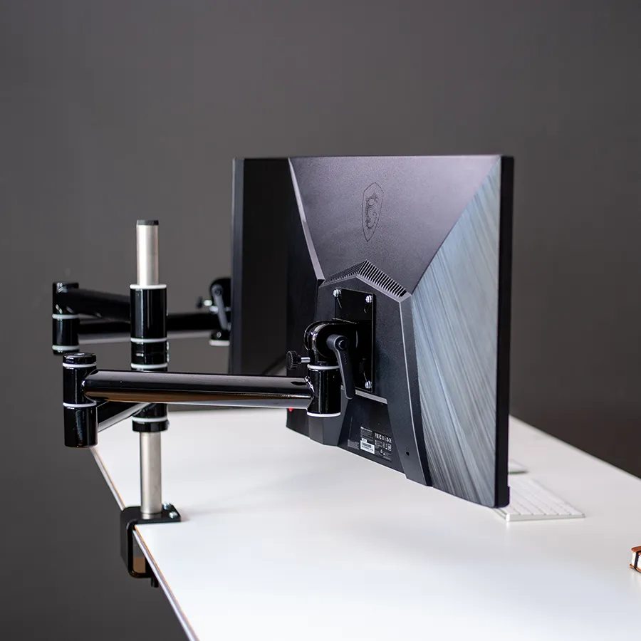 Die TFT-Vario Gelenkarm-Halterung mit zwei Monitoren, flexibel verstellbar und ideal für ergonomisches Arbeiten am Schreibtisch.