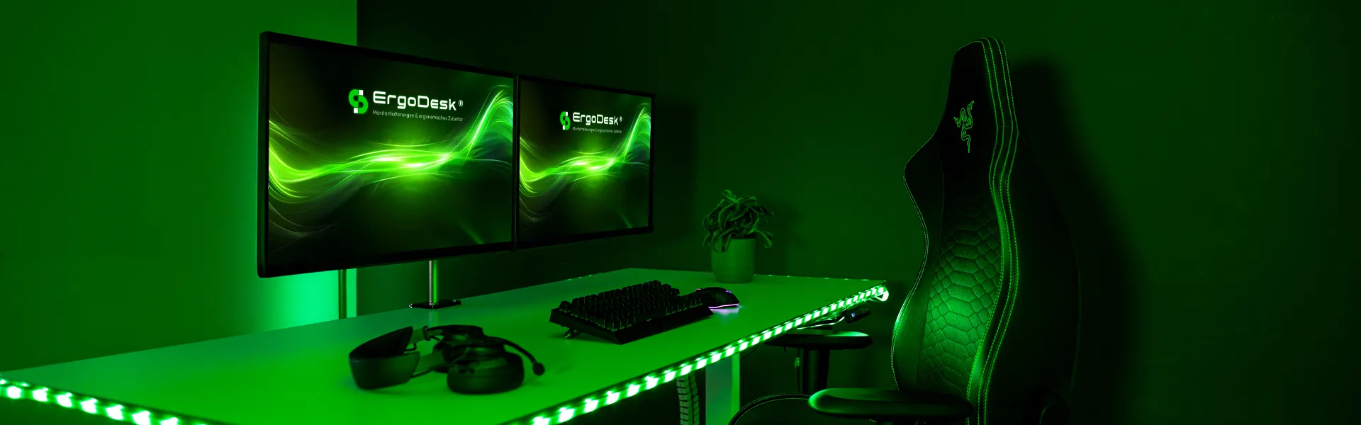 TFT-Vario Halterung mit zwei Gelenkarmen und zwei Monitoren, ideal für Gaming-Setups und Multitasking.
