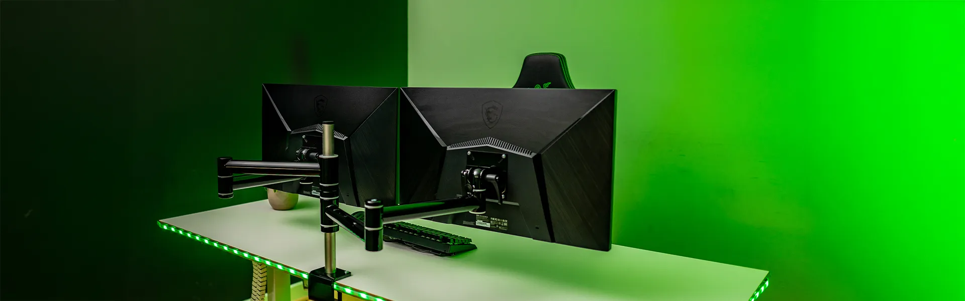 TFT-Vario Halterung mit zwei Gelenkarmen und zwei Monitoren, ideal für Gaming-Setups und Multitasking.